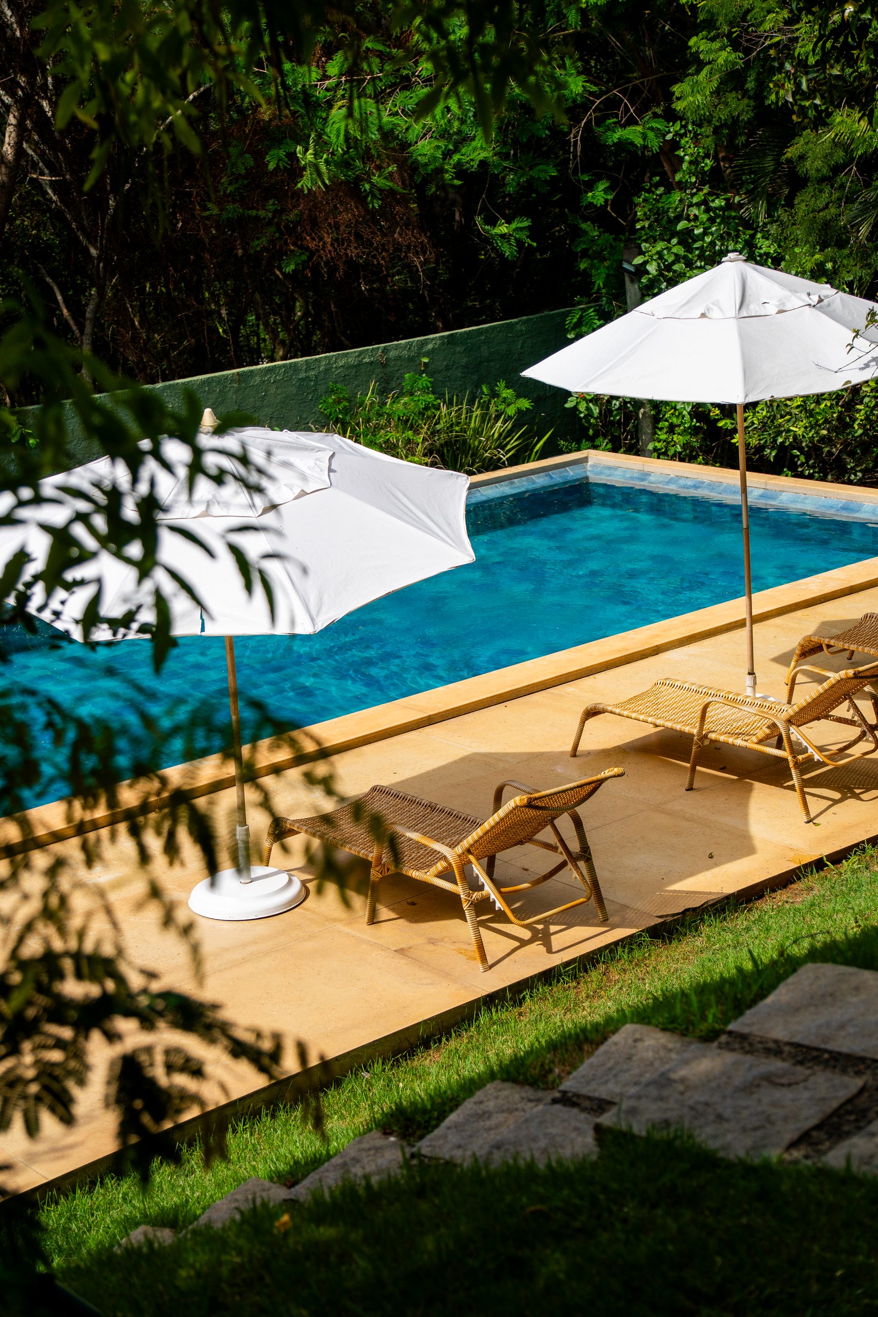 Piscina da Pousada Vila Pitanga com deck e espreguiçadeiras