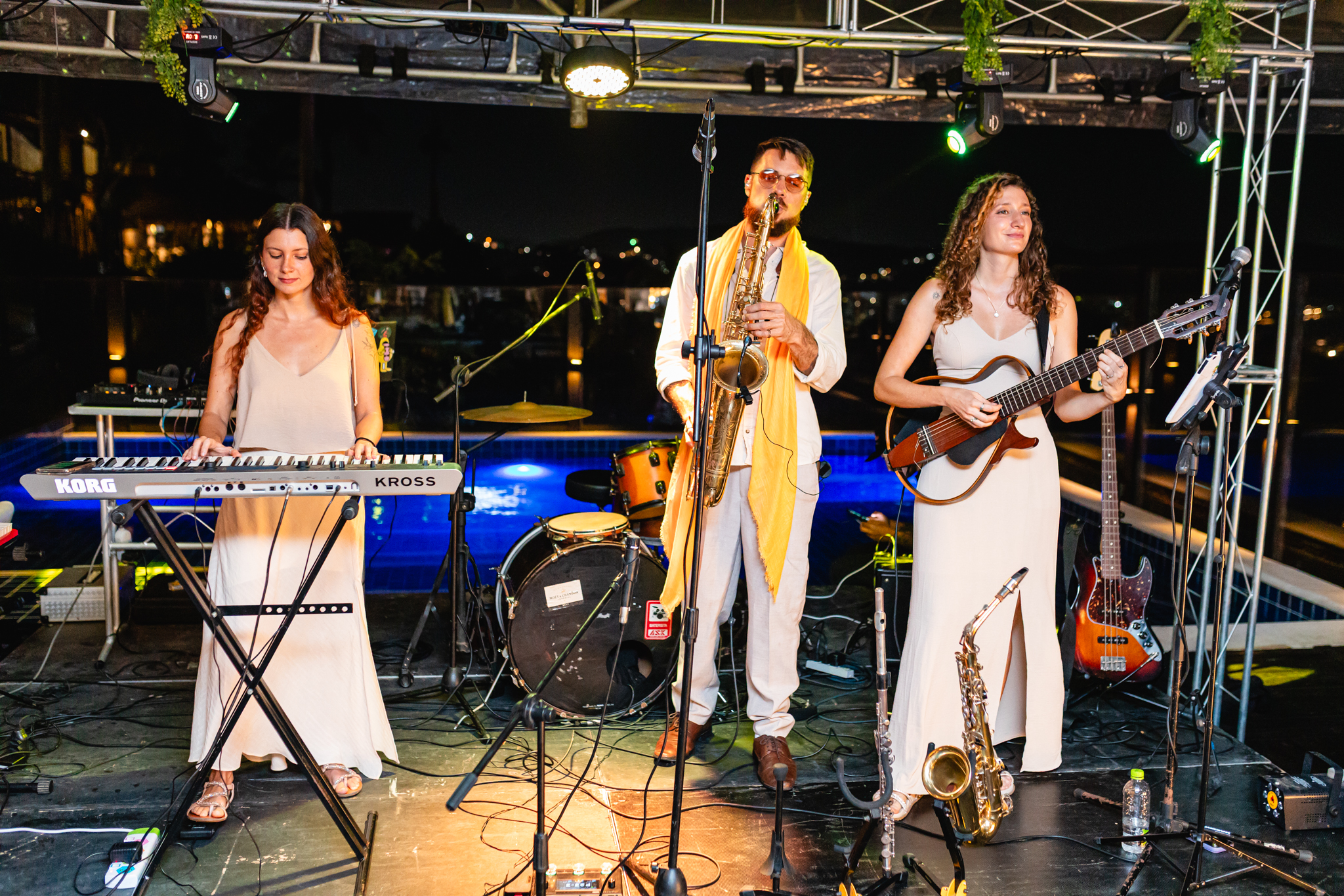 Banda tocando música ao vivo na festa de réveillon em Búzios