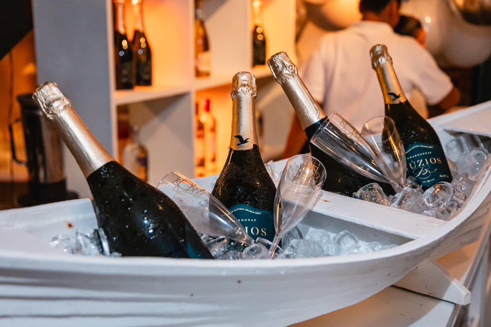 Garrafas de espumante no gelo no open bar da festa de réveillon