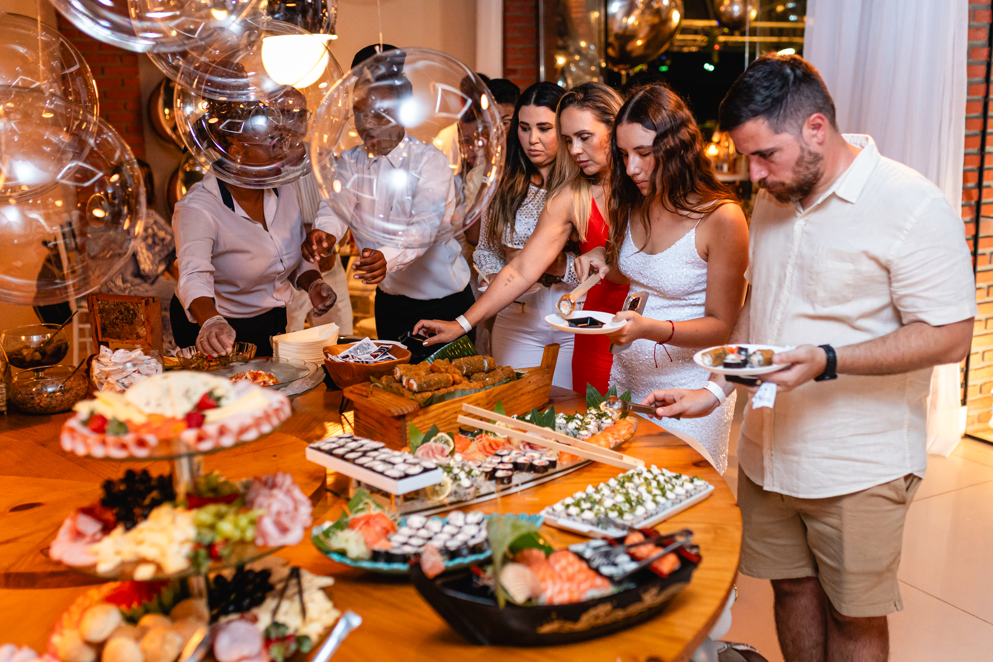 Mesa de open food com sushi e estações gastronômicas na festa de réveillon