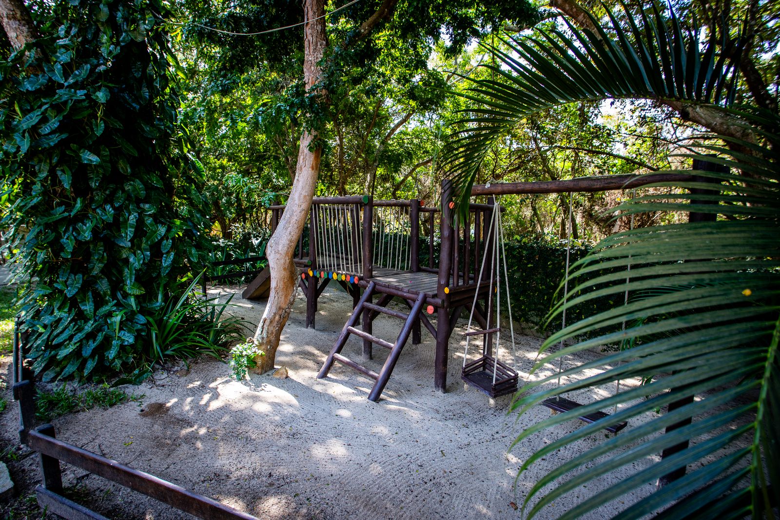 Área externa da Pousada Vila Pitanga com jardins e mata nativa em Búzios